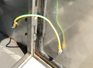 装有电器的可开启门,门和框架的接地端子间应用裸编织铜线连接,且有